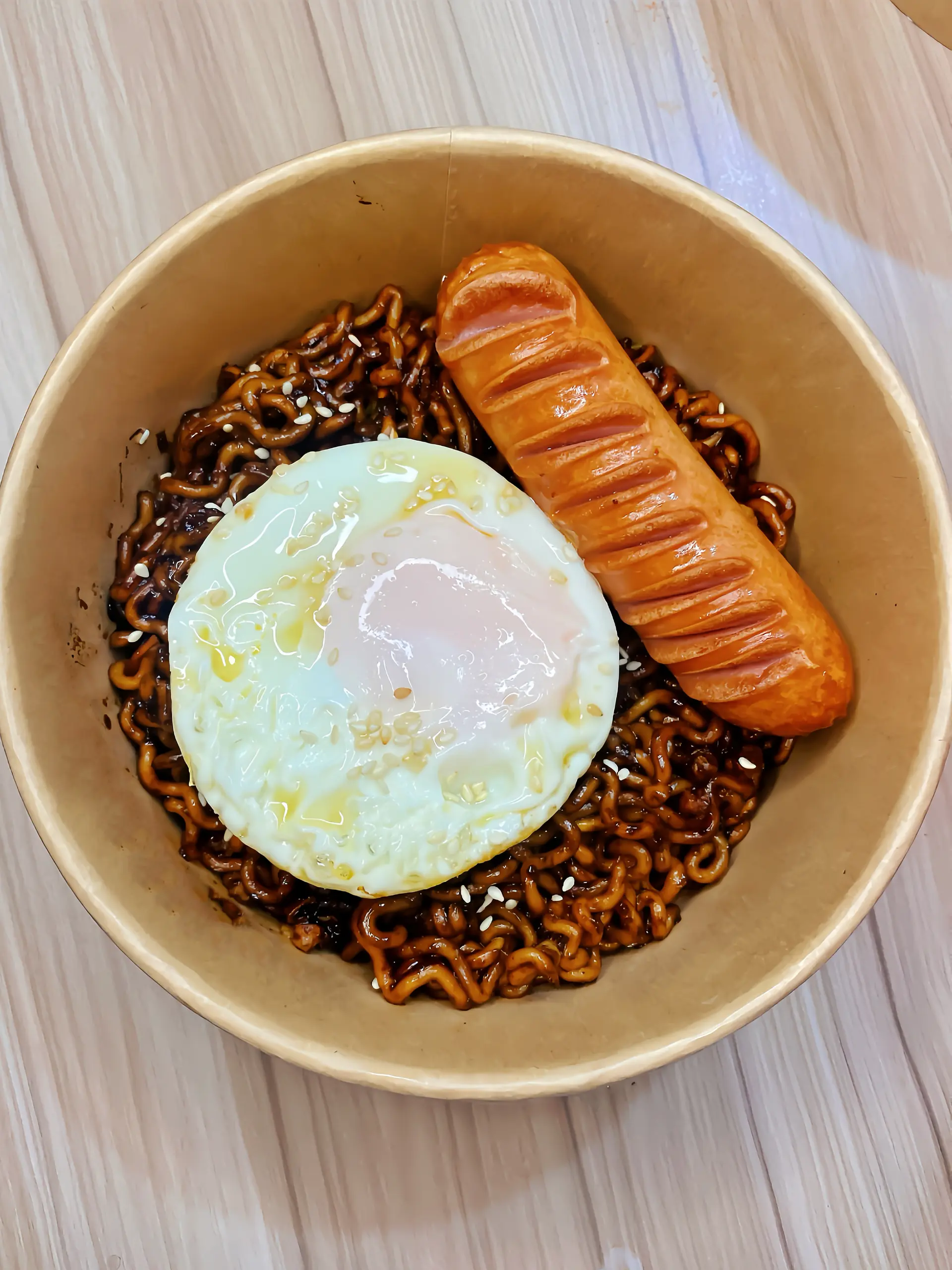 Hình ảnh Mì trộn tương đen kèm trứng và xúc xích (mì gói)