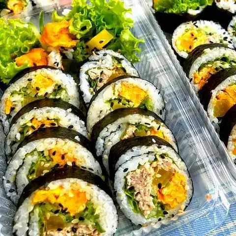 Hình ảnh Kimbap cá ngừ sốt mayo