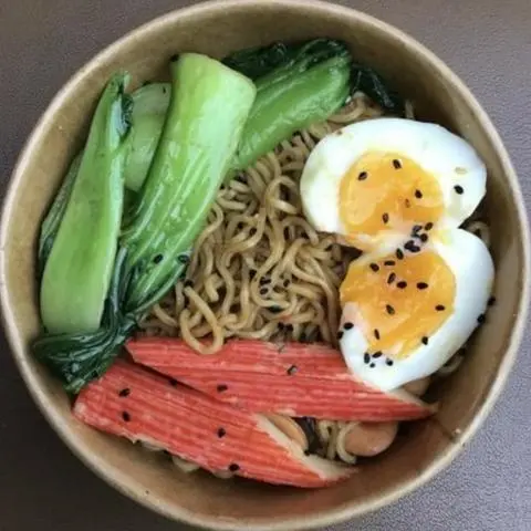 Hình ảnh Mì Trộn Trứng Lòng Đào + Thanh Cua