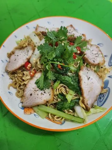 Hình ảnh Mì Xào Thịt Xá Xíu + trứng opla