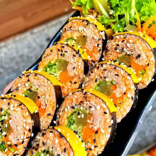 Hình ảnh Kimbap cá ngừ cay phô mai