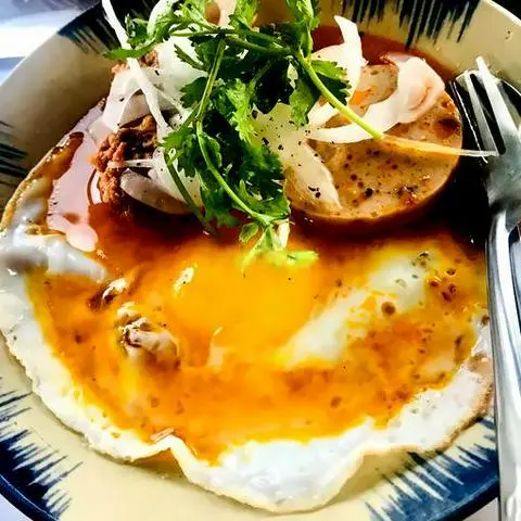 Hình ảnh Bánh mì xíu mại + Ốp La + Chả Huế( đóng hộp )