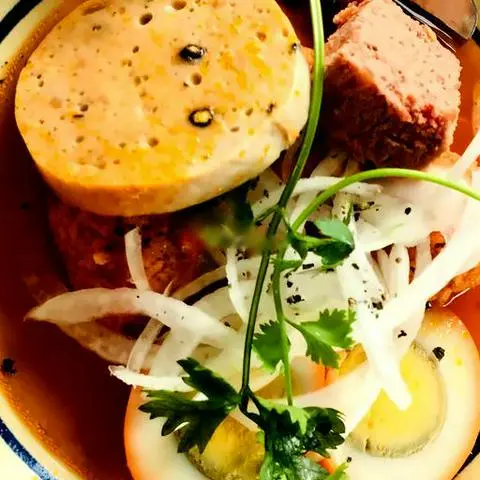 Hình ảnh Bánh mì xíu mại + trứng kho + pate + Chả Huế ( đóng  hộp )