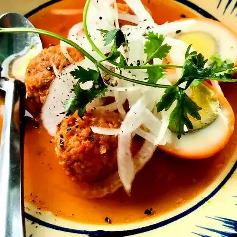 Hình ảnh Bánh mì xíu mại + trứng kho ( đóng hộp)