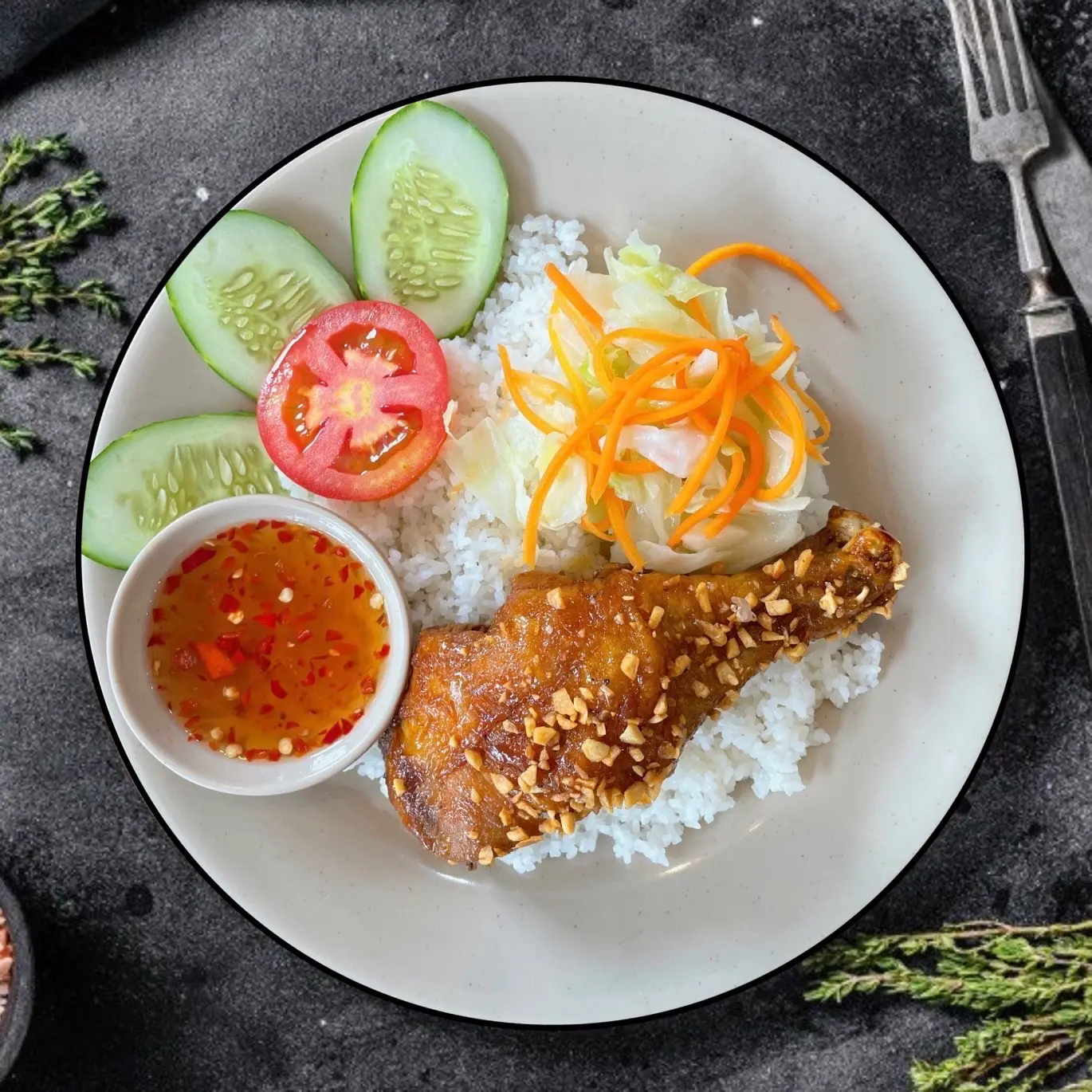 Hình ảnh Cơm Chiên Đùi Gà Tỏi Chiên Mắm Tỏi