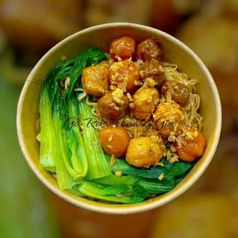 Hình ảnh Mì Trộn Viên Chiên Sốt Mắm Bơ Tỏi