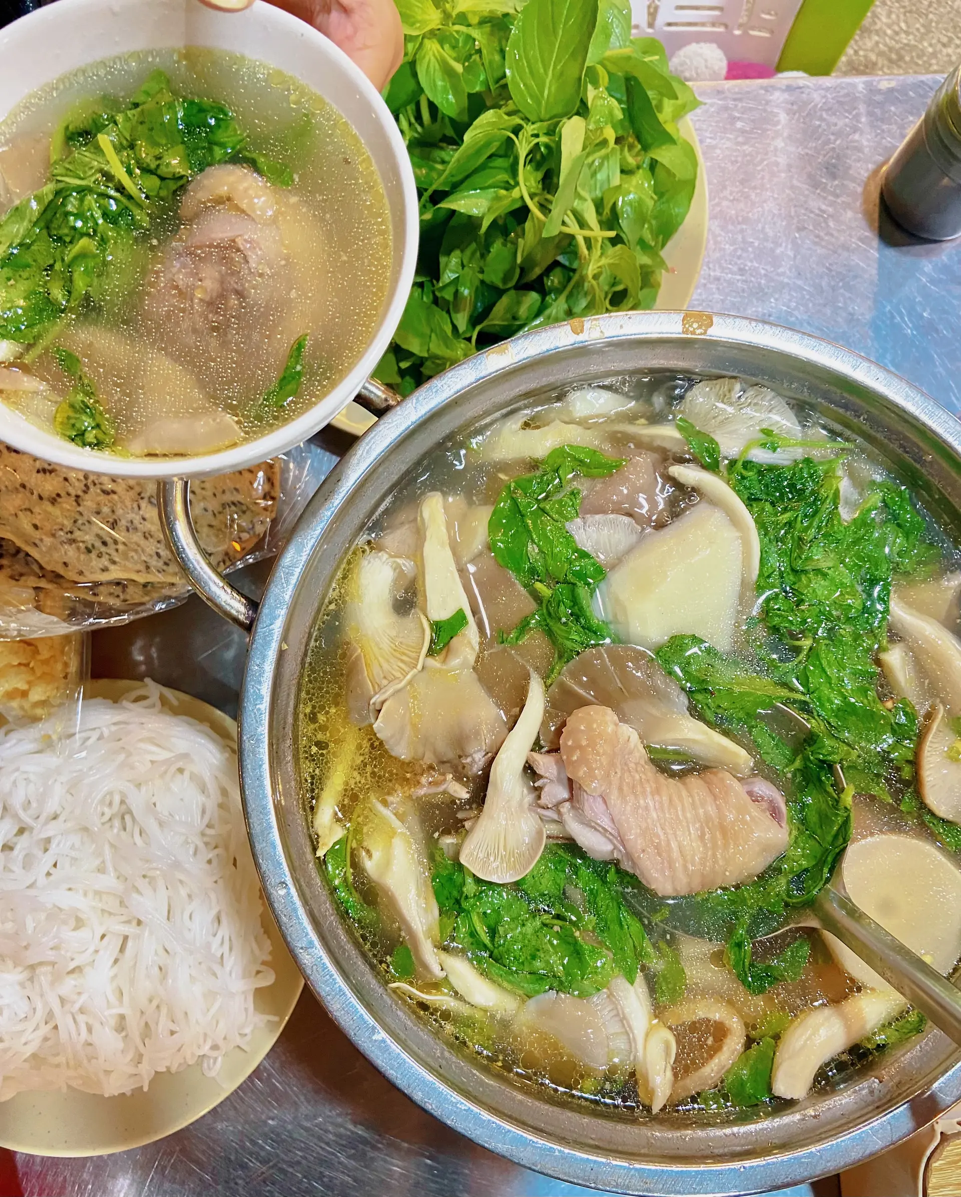 Hình ảnh Lẩu gà lá é nhỏ