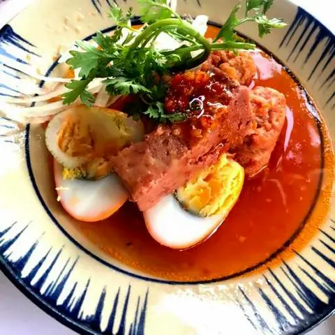 Hình ảnh Bánh mì xíu mại + pate + trứng kho( đóng hộp )