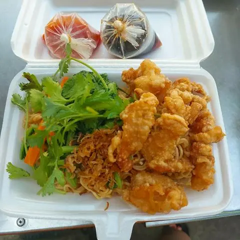 Hình ảnh nui xào da gà chiên giòn+ trứng