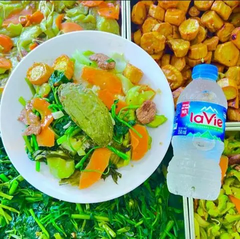 Hình ảnh cơm khổ qua nhồi+ nước khoáng 