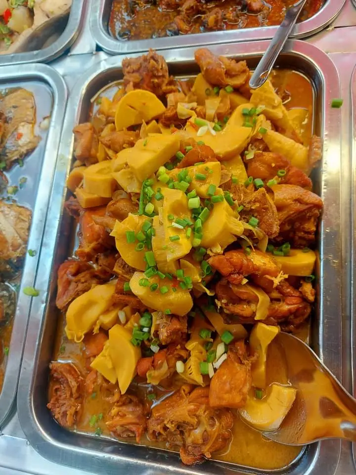 Hình ảnh cơm gà kho măng 