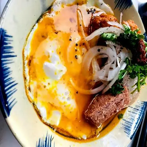 Hình ảnh Bánh mì xíu mại + ốp La + Patê + chả huế (đóng hộp)
