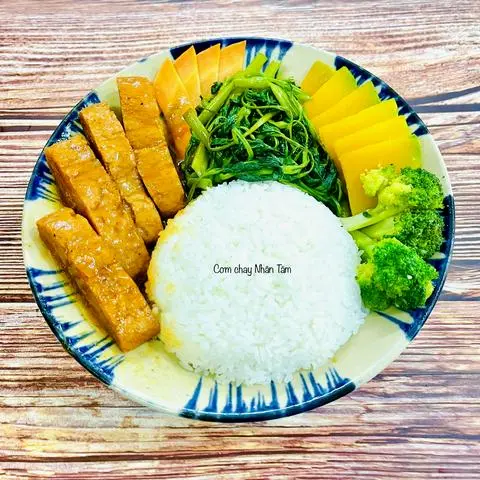 Hình ảnh Cơm sườn non kho ngũ vị chay