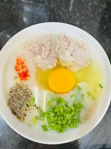Hình ảnh Cháo Thịt Bằm Trứng Gà Ta