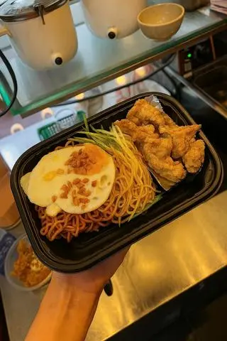 Hình ảnh Mì trộn da gà trứng chiên