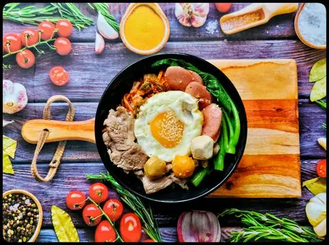 Hình ảnh Mì trộn bò ĐB kim chi + xiên que + xúc xích + trứng
