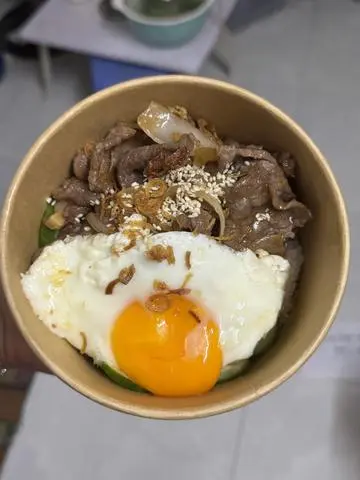 Hình ảnh Cơm bò gyudon trứng béo ngậy 