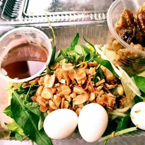 Hình ảnh Xoài trộn các loại chả mắm me
