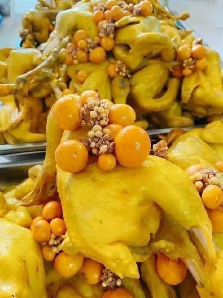 Hình ảnh Gà Ủ Muối Hoa Tiêu Nguyên Con Ôm Trứng Chặt Sẵn Kèm 3 Hũ Sốt Chấm
