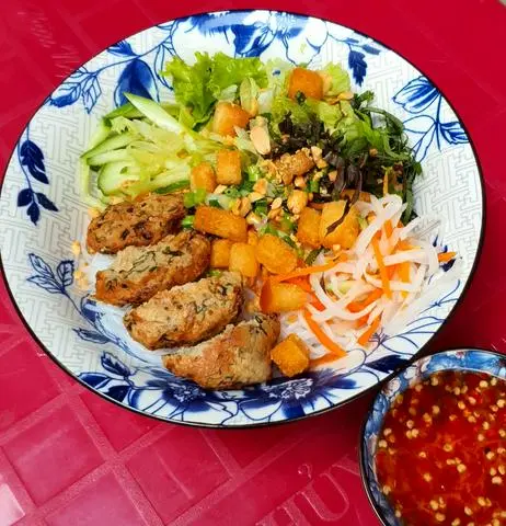 Hình ảnh Bún Trộn Chả Mực Chay