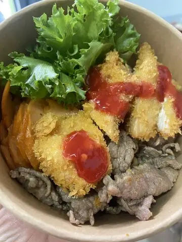Hình ảnh mì cay trộn gà chiên sốt cay