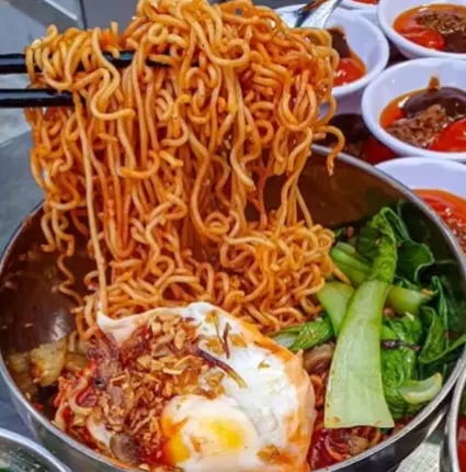 Hình ảnh Mì trộn trứng ốp la