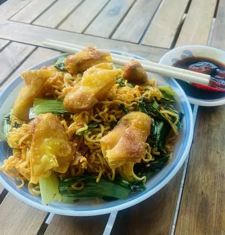 Hình ảnh Mì xào hoành thánh