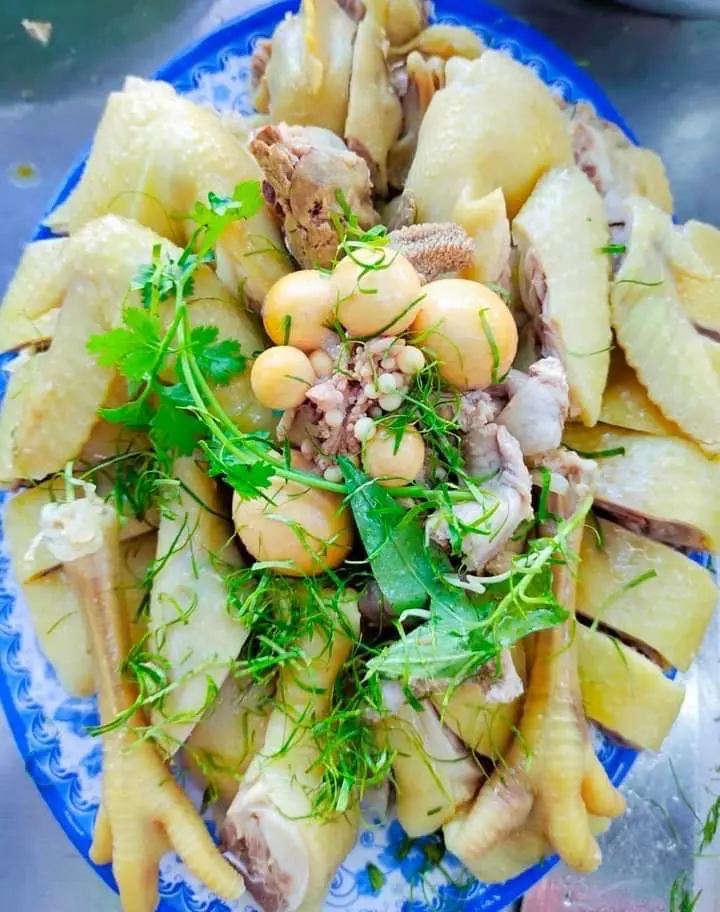 Hình ảnh Nửa con gà chặt lá chanh - cháo gỏi