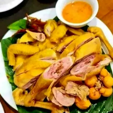Hình ảnh Gà ủ muối hoa tiêu nguyên con ôm trứng chặt sẵn - kèm 3 hũ sốt chấm muối hoa tiêu