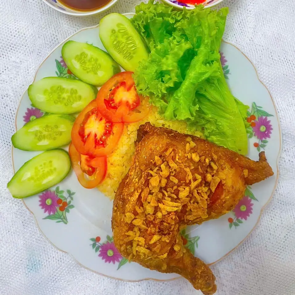 Hình ảnh Cơm Đùi Gà Giòn Sốt Mắm Tỏi (Đùi Lớn)+Trà Tắc