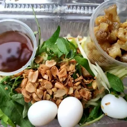 Hình ảnh Xoài trộn tóp mỡ sốt mắm me