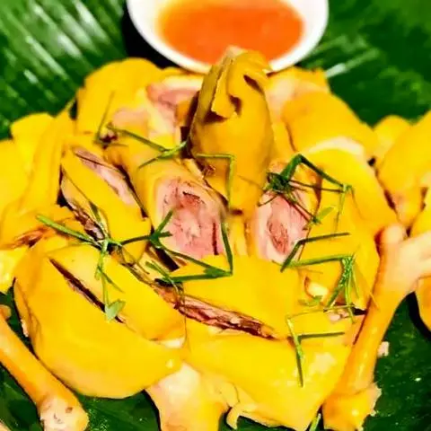 Hình ảnh Gà ủ muối hoa tiêu nguyên con chặt sẵn - kèm 3 hũ sốt chấm muối hoa tiêu