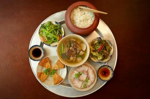 Hình ảnh Mâm cơm Chợ Chùa