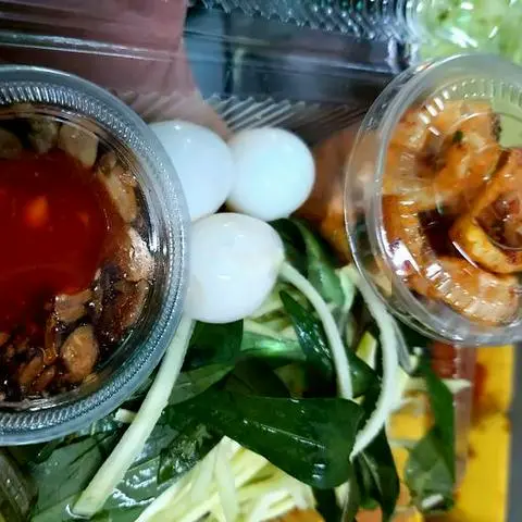 Hình ảnh Xoài trộn da heo sốt mắm me