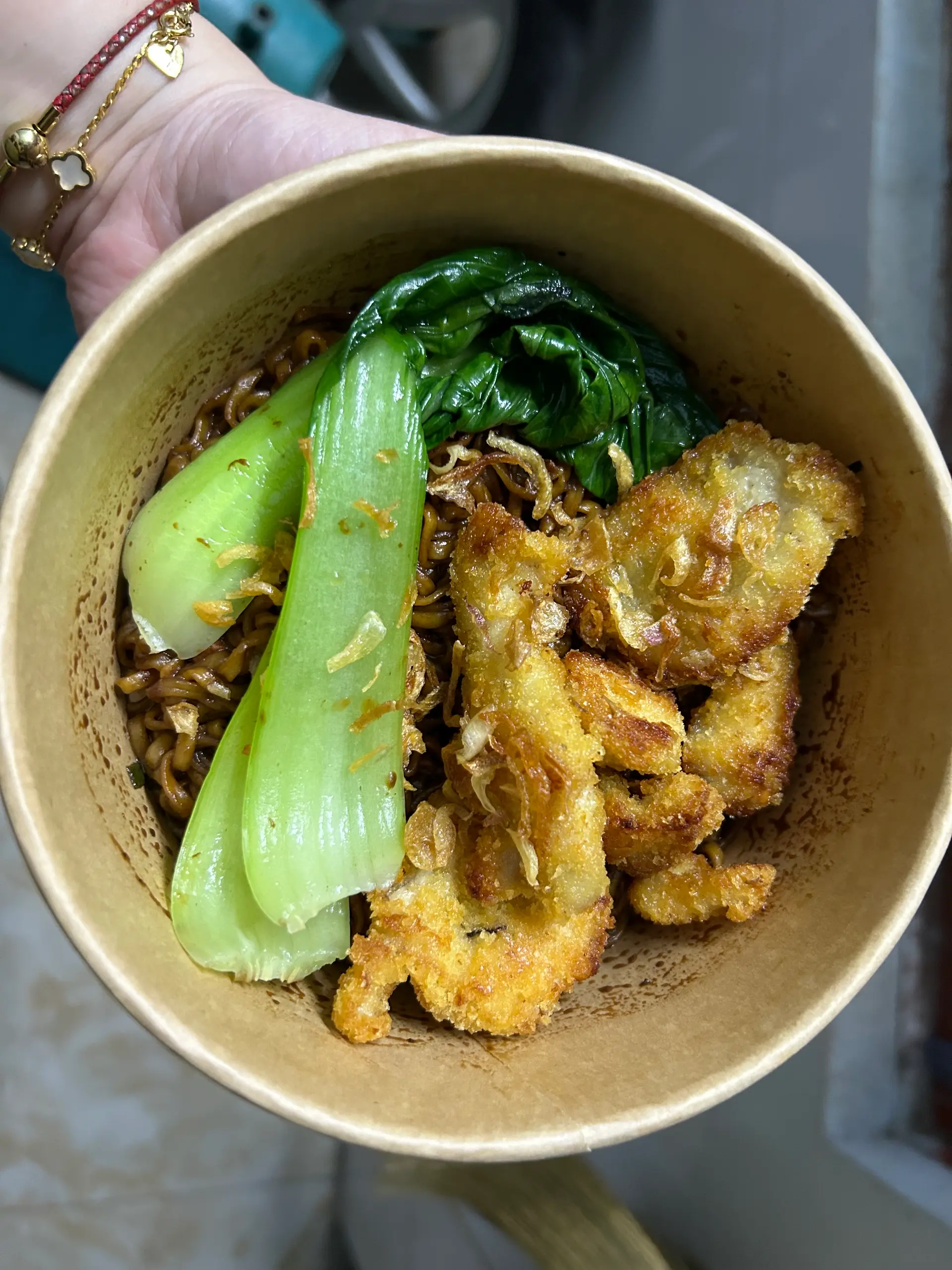 Hình ảnh Mì trộn tương đen gà rán