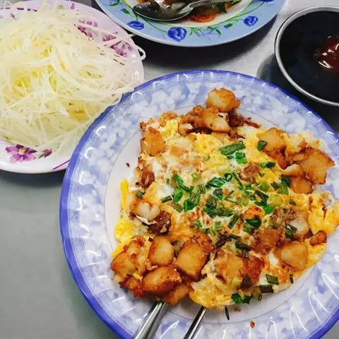 Hình ảnh Bột Chiên 2 Trứng + Trà Dâu Ly Lớn 