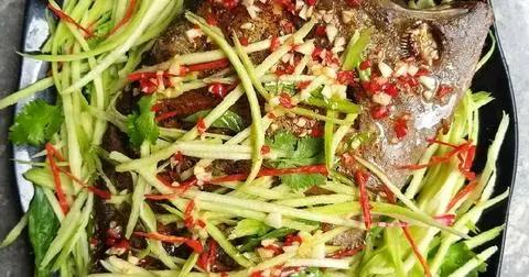 Hình ảnh cá chim chiên mắm xoài 1/2 con