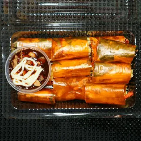 Hình ảnh Bánh tráng cuộn chấm sốt bơ cay