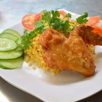 Hình ảnh Cơm chiên cánh gà giữa chiên giòn