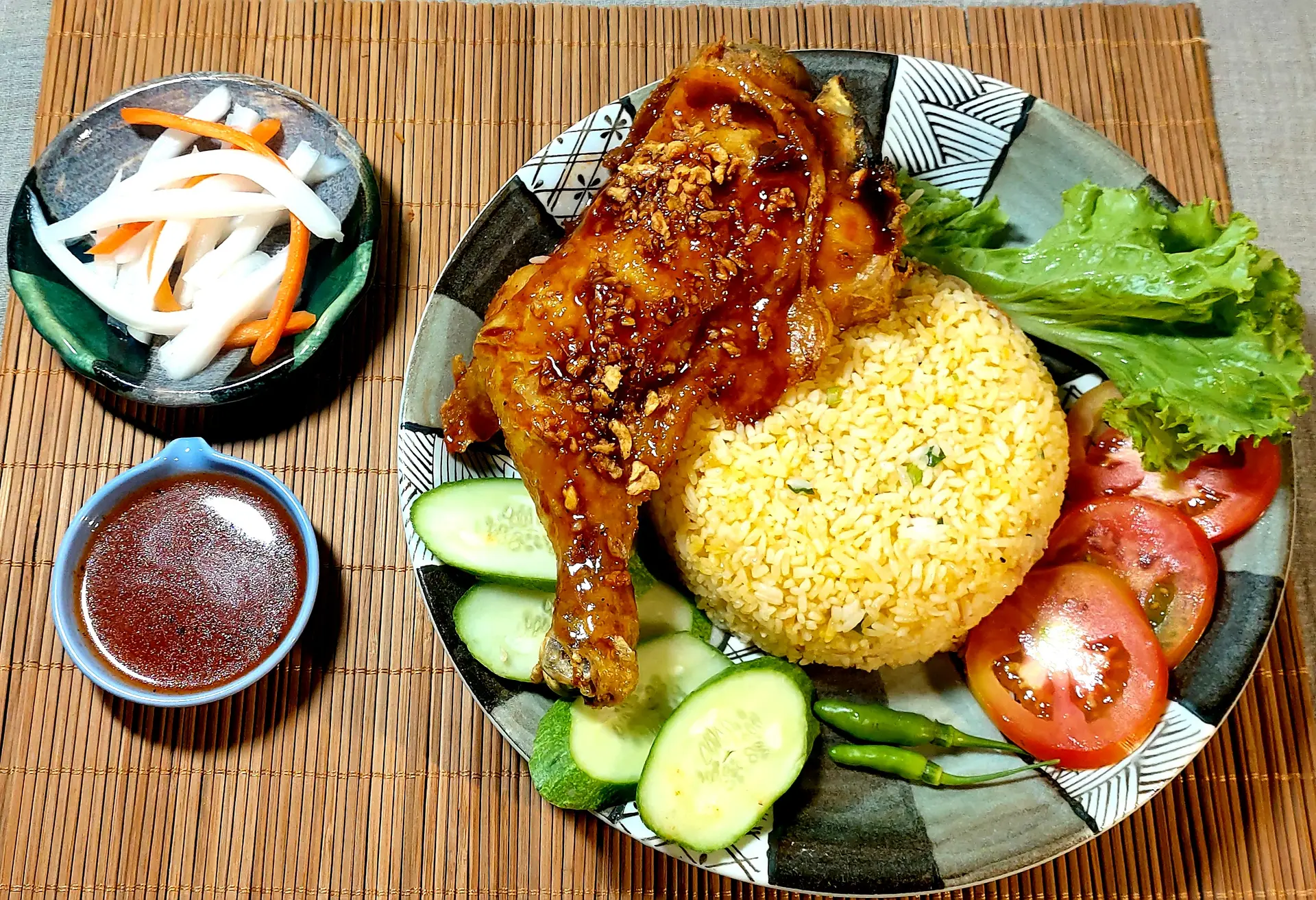 Hình ảnh Cơm gà xối mỡ góc tư - Tương Tỏi 