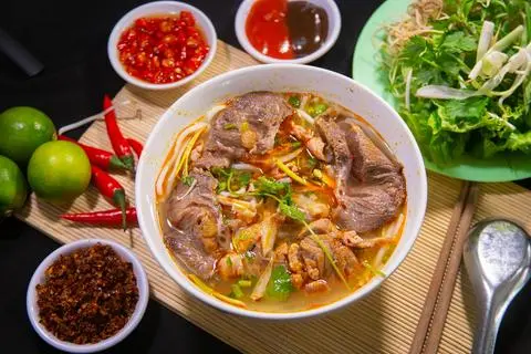 Hình ảnh Bún bò tái nạm giò
