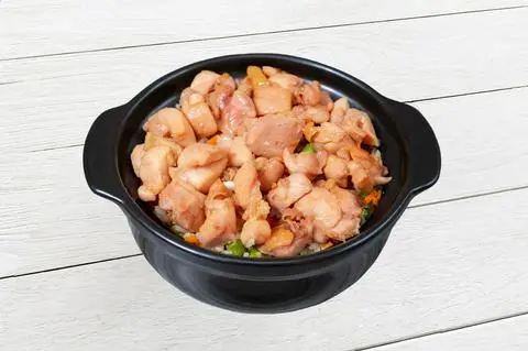 Hình ảnh Cơm thố gà áp chảo
