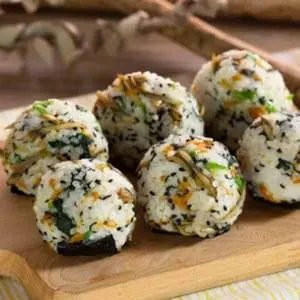 Hình ảnh Cơm nắm kim chi cá ngừ