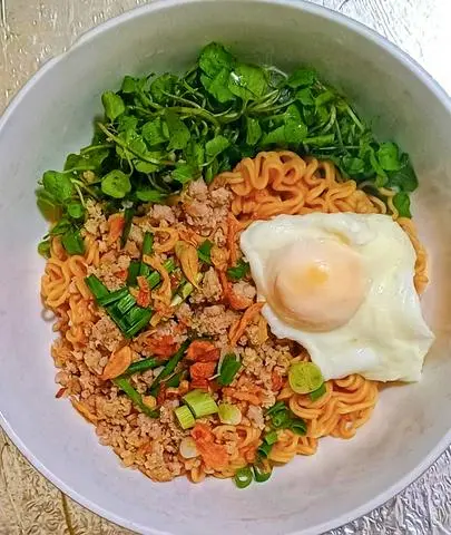 Hình ảnh Mì gói : thịt bằm + trứng chần