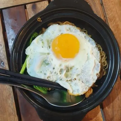 Hình ảnh mì trộn trứng ốp la sốt siêu cay 