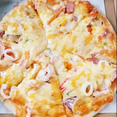 Hình ảnh Pizza hải sản + xúc xích