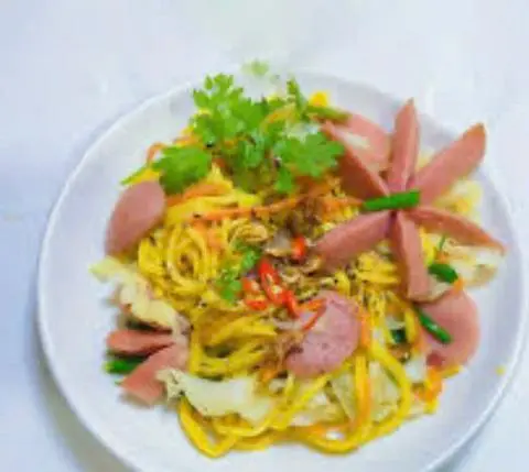 Hình ảnh Phở trộn xúc xích 