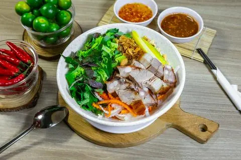 Hình ảnh Bún mắm nêm heo quay