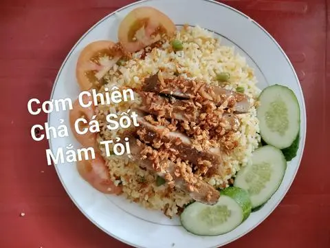 Hình ảnh CƠM CHIÊN CHẢ CÁ SỐT MẮM TỎI