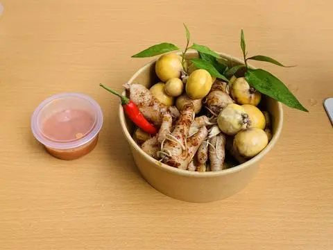 Hình ảnh Chân gà sốt thái rút xương mix trứng non ( size L)